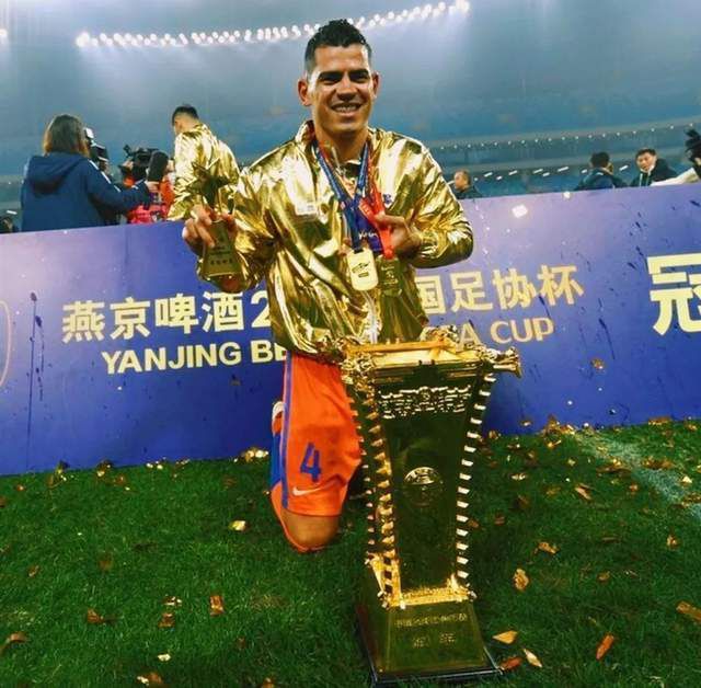 据意大利媒体vocegiallorossa透露，罗马德比前双方主帅都决定不举行赛前新闻发布会。
